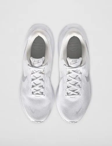 NIKE Revolution 8